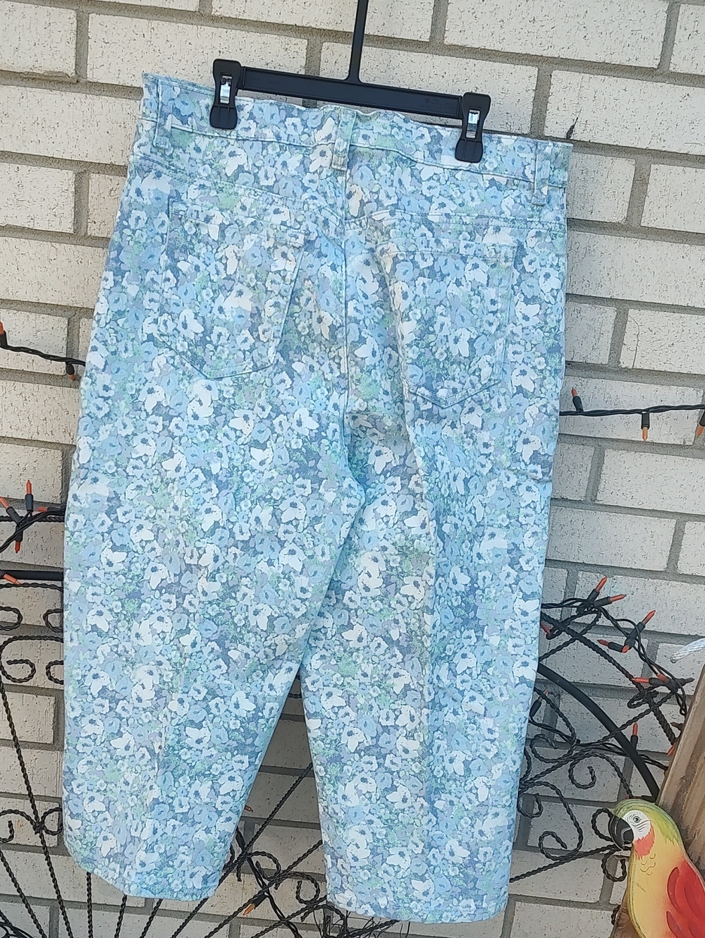 Gloria Vanderbilt// Floral White &Blue Capris pants - Picture 7 of 10